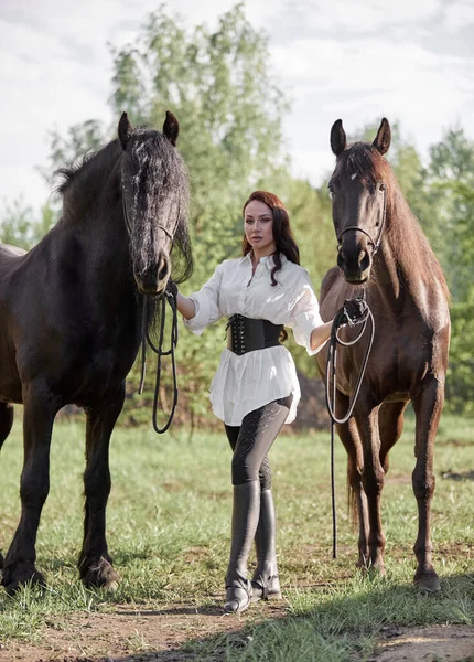 Красивая Длинноволосая Девушка Газоне Двумя Лошадьми — стоковое фото