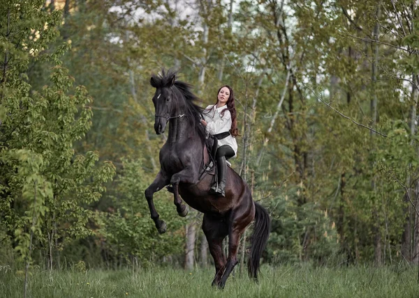 Beautiful Long Haired Girl Riding Horse — Stock Photo, Image