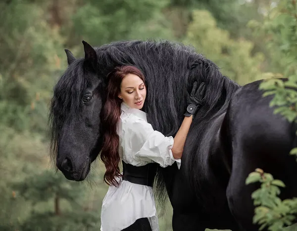 美しい長髪の女の子とともにフリジアの馬 — ストック写真