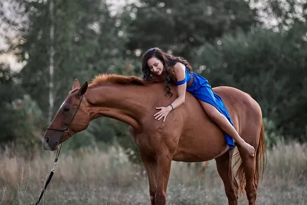 Menina Cabelos Longos Bonita Vestido Azul Montando Cavalo Vermelho — Fotografia de Stock