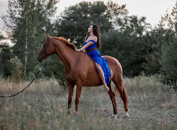 Menina Cabelos Longos Bonita Vestido Azul Montando Cavalo Vermelho — Fotografia de Stock