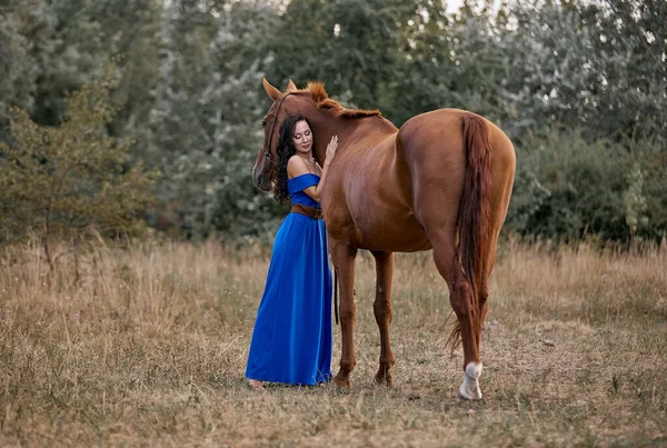 Krásná Dlouhosrstá Dívka Modrých Šatech Červeným Koněm — Stock fotografie