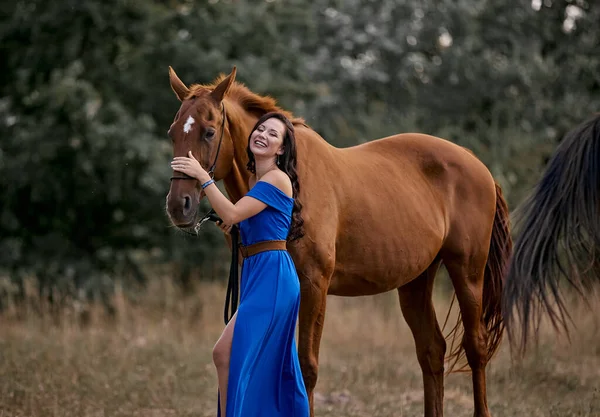 Красивая Длинноволосая Девушка Синем Платье Красной Лошадью — стоковое фото
