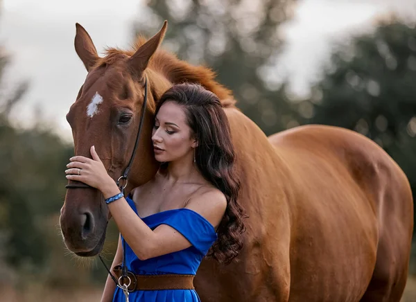 Menina Cabelos Longos Bonita Vestido Azul Com Cavalo Vermelho — Fotografia de Stock