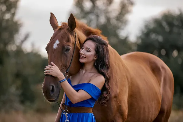 Menina Cabelos Longos Bonita Vestido Azul Com Cavalo Vermelho — Fotografia de Stock