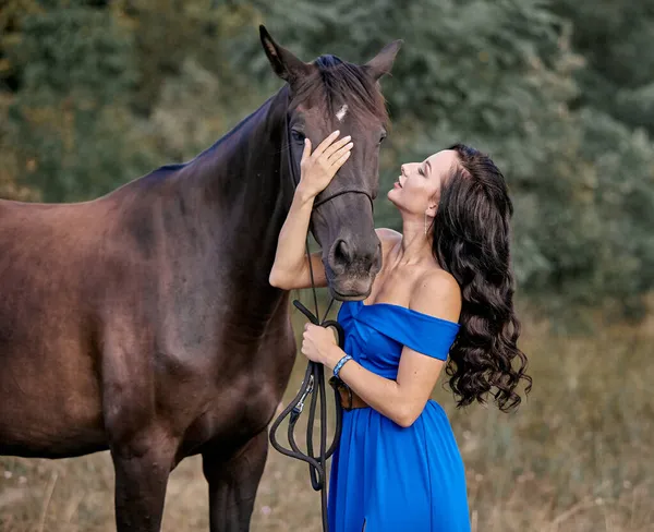 Krásná Dlouhosrstá Dívka Modrých Šatech Hnědým Koněm — Stock fotografie