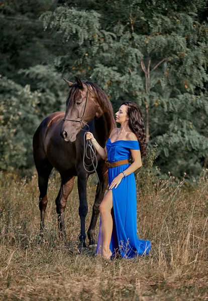 Hermosa Chica Pelo Largo Vestido Azul Con Caballo Marrón —  Fotos de Stock