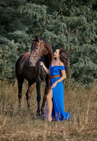 Menina Cabelos Longos Bonita Vestido Azul Com Cavalo Marrom — Fotografia de Stock