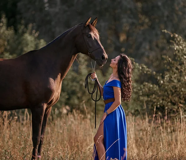 Hermosa Chica Pelo Largo Vestido Azul Con Caballo Marrón —  Fotos de Stock