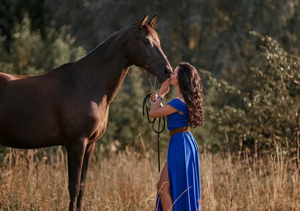 Schöne Langhaarige Mädchen Einem Blauen Kleid Mit Einem Braunen Pferd — Stockfoto