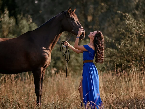 Krásná Dlouhosrstá Dívka Modrých Šatech Hnědým Koněm — Stock fotografie