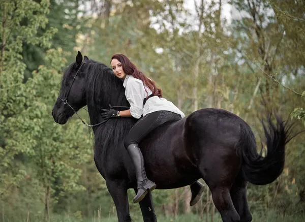 Vacker Långhårig Flicka Rider Frisiska Häst Stockfoto