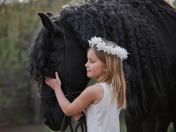 Piękna Dziewczynka Siwymi Włosami Wiosennym Wieńcu Ogrodzie Fryzjerem — Zdjęcie stockowe