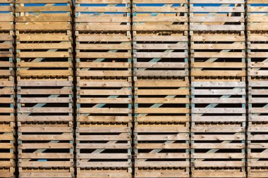 Dışarıdaki ahşap paletler.