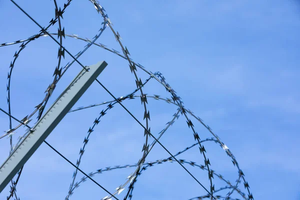 Fence Detail Barbed Wire Blue Sky — Zdjęcie stockowe