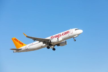 Mavi gökyüzüne doğru başlayan tatil uçağı
