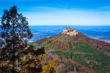 Almanya 'daki ünlü Hohenzollern kalesine bakın.