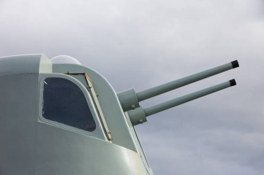 Tehlikeli görünümlü bir gemi silahı.