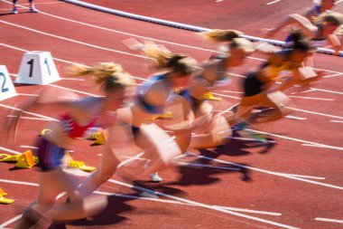 Kadın koşucular hareket bulanıklığı ile başlar