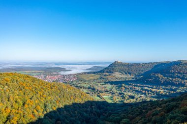 Swabian Alb 'deki şatonun manzarası.