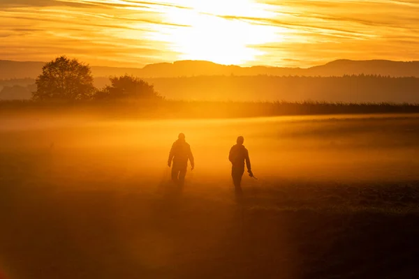 Αγρότες Στην Πρωινή Ομίχλη Ξημέρωμα Περπατώντας Στο Χωράφι — Φωτογραφία Αρχείου