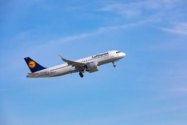 Lufthansa Jet Lämnar Flygplatsen Blå Himmel Stockfoto