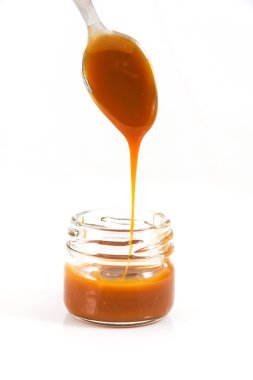 küçük bir kavanoza karamel kaşıkla dökme