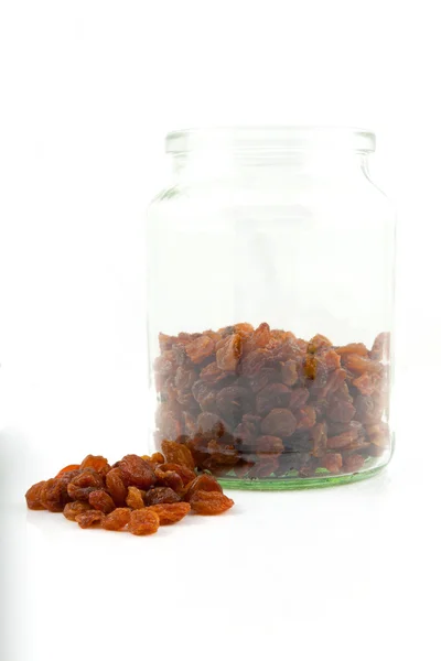 Raisins in un barattolo e accanto ad esso, colpo verticale su backgrou bianco — Foto Stock