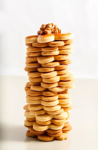 Ev yapımı tereyağlı kurabiye karamel ve fındık, yan profili Kulesi — Stok fotoğraf
