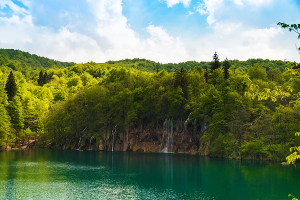 Floresta cachoeiras com lago e nuvens — Fotografia de Stock