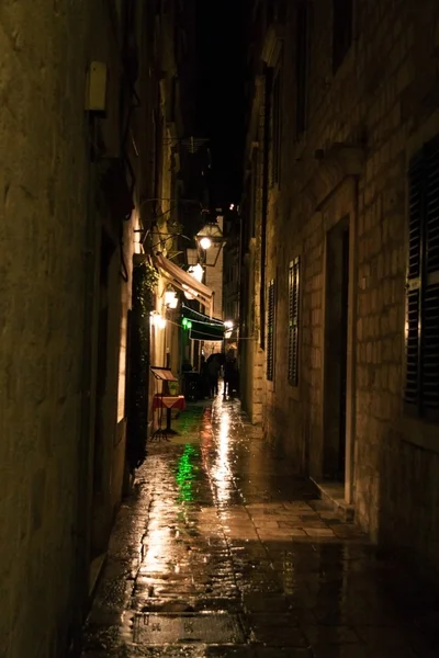 Night alley in the old city of Dubrovnik — Stock Photo, Image