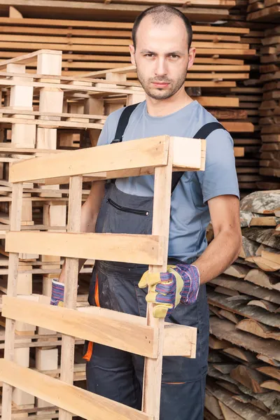 ahşap palet taşıma ambar çalışanı