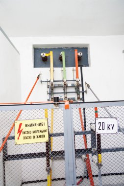 yüksek gerilim ana bir çit ve uyarı işaretleri
