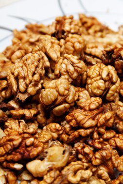 dikey bir plaka ham wallnuts vurdu