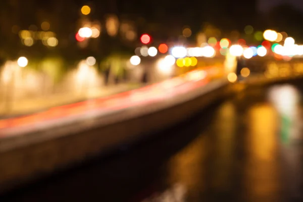 Bokeh des lumières de la ville avec des reflets dans une rivière — Photo