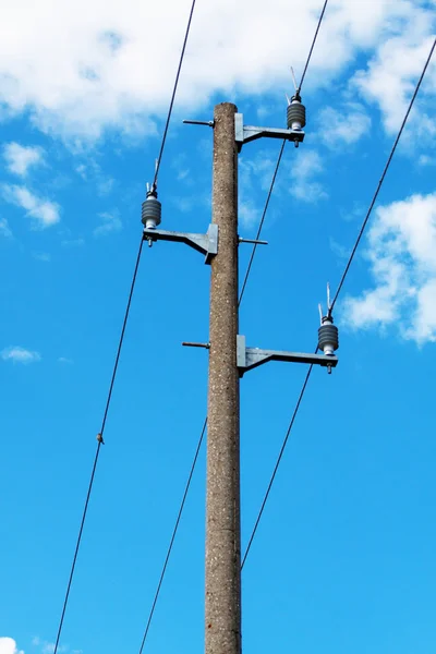 Posto elettrico in calcestruzzo su sfondo cielo blu — Foto Stock