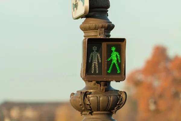 Semáforo peatonal verde en París —  Fotos de Stock