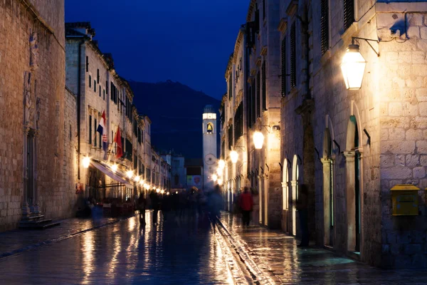 Fotografia noturna da rua principal de Dubrovnik, Croácia — Fotografia de Stock