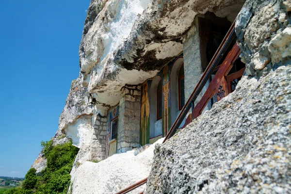 Mosteiro ortodoxo escavado nas rochas vista de baixo — Fotografia de Stock