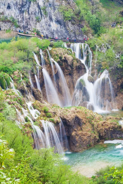 Vízesések, a Plitvicei-tavak Nemzeti Park, Horvátország, kilátás a — Stock Fotó