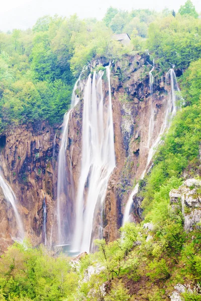 Cascades dans le parc national des lacs de Plitvice, Croatie — Photo