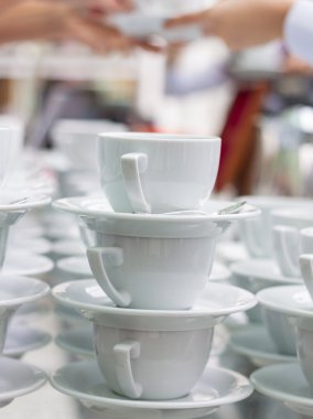 çok sayıda arka plan üzerinde elinizle kahve bardağı