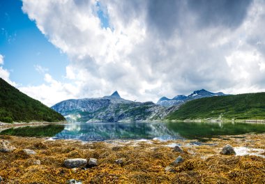 Norveç'te sakin bir fiyort sırasında bir madmikeb