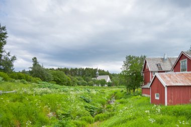 evler ve bir ormanın yanında kilise