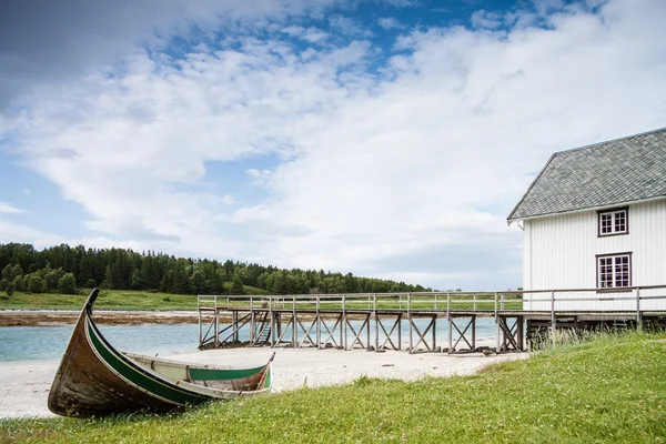 Un bateau, un quai et une maison à marée basse — Photo