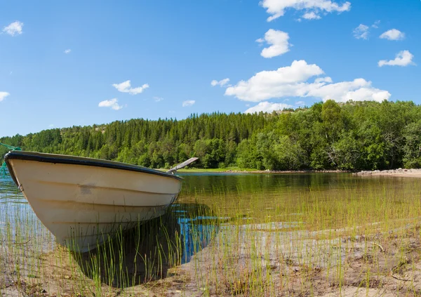 A boat and lake in Northern Norway — Stock Photo, Image