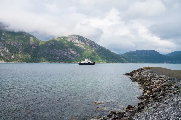 一艘渡轮在挪威北部 — 图库照片