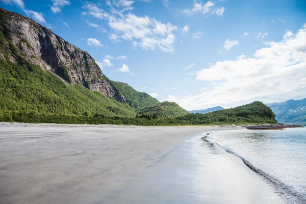 Spiaggia vuota durante la bassa marea nel nord della Norvegia — Foto Stock