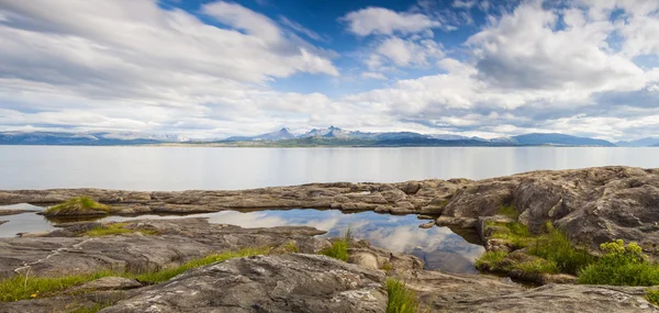 Fjord calme dans le nord de la Norvège — Photo