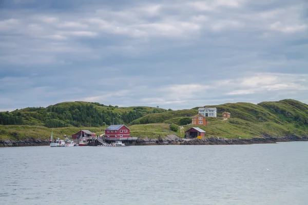 Plano horizontal de casas y pequeño puerto en la isla en el norte —  Fotos de Stock